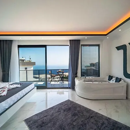 Kalkan'da Deniz Manzarali Kas