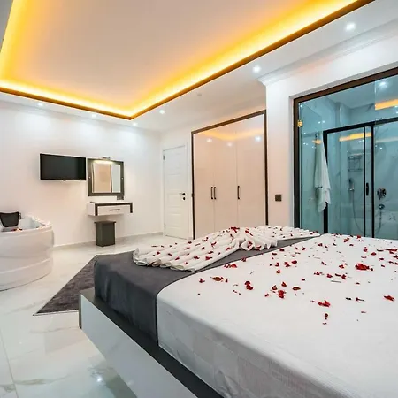 Kalkan'da Deniz Manzarali Villa